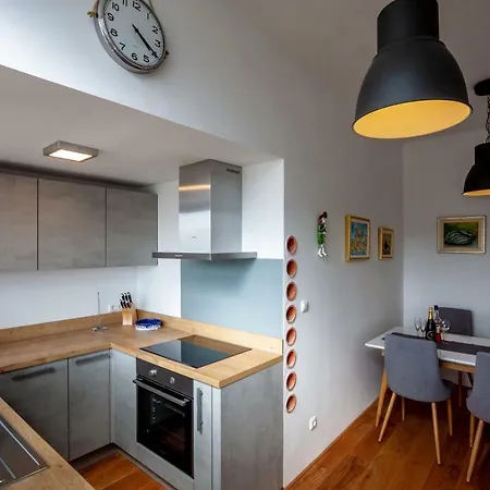 Apartman Colosseum * Póla